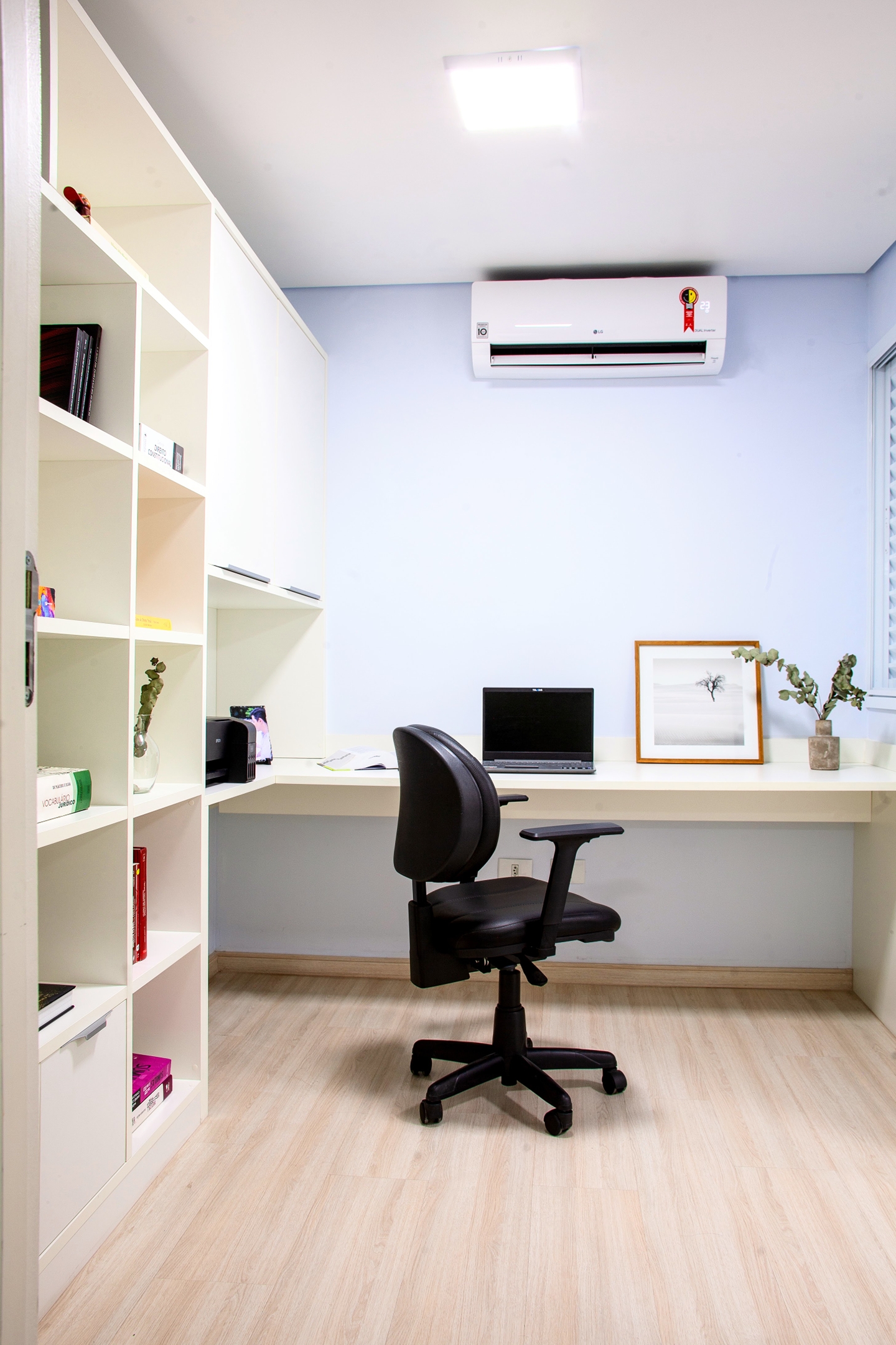 Sala com sofá azul sob medida