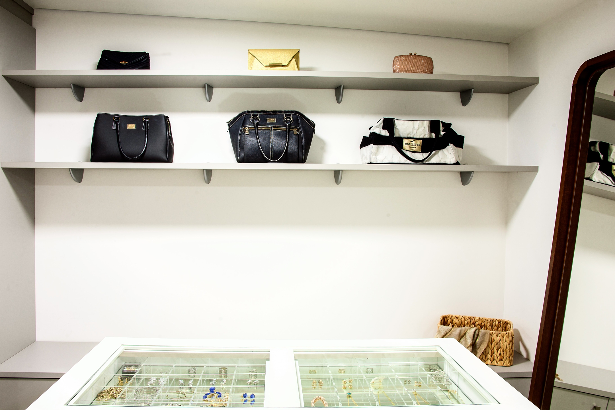 Banheiro com marcenaria nova